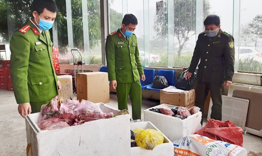Lực lượng chức năng Hà Tĩnh bắt vụ vận chuyển 209 con chim Vạc đã sơ chế đông lạnh. Ảnh: CA.