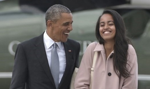 Ông Barack Obama và con gái Malia. Ảnh: AFP.