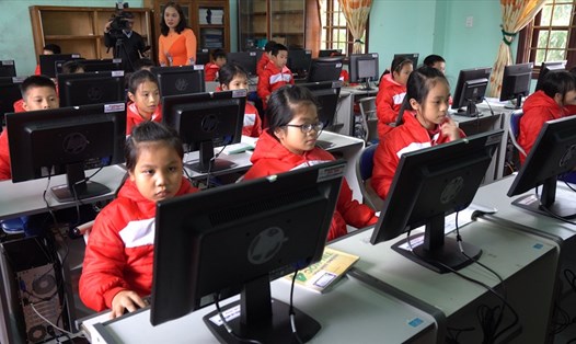 Học sinh Trường TH&THCS Cam Hiếu (huyện Cam Lộ, tỉnh Quảng Trị) học tin học với dàn máy tính vừa được trao tặng. Ảnh: Minh Thành