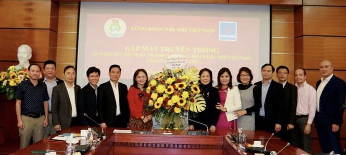Lãnh đạo Công đoàn Dầu khí Việt Nam cùng các đại biểu tại gặp mặt truyền thống. Ảnh: CĐ DKVN
