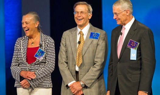 Từ trái sang là bà Alice Walton, ông Jim Walton và ông Rob Walton, ba người con của nhà sáng lập Tập đoàn bán lẻ lớn nhất nước Mỹ Wal-Mart. Gia tộc giàu nhất nước Mỹ.  Ảnh TL