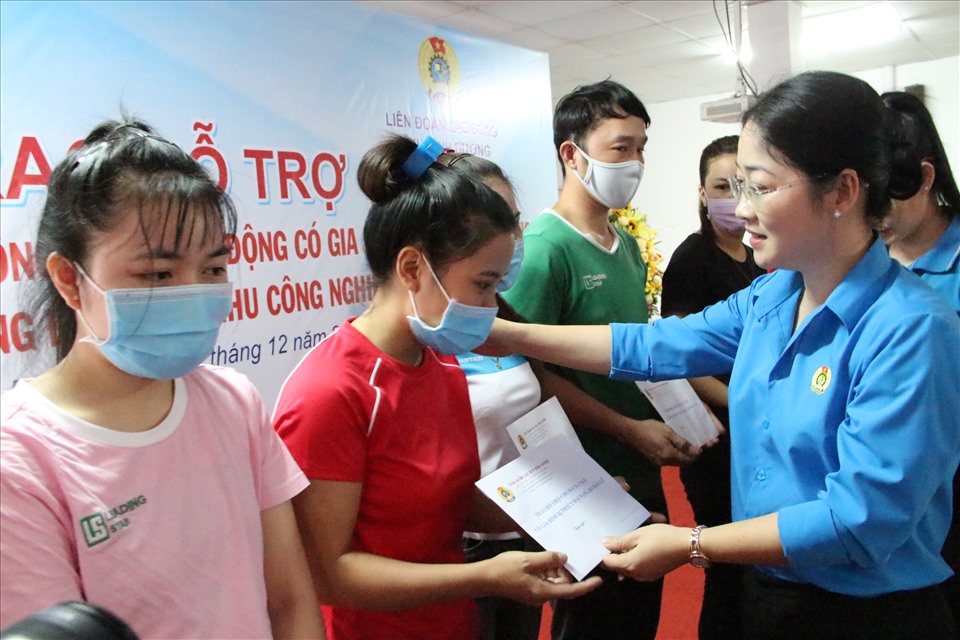 Bà Nguyễn Kim Loan - Chủ tịch LĐLĐ tỉnh Bình Dương trao hỗ trợ cho công nhân. Ảnh: Đình Trọng
