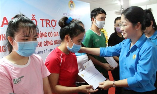 Bà Nguyễn Kim Loan - Chủ tịch LĐLĐ tỉnh Bình Dương trao hỗ trợ cho công nhân. Ảnh: Đình Trọng