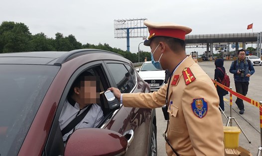 Lực lượng Cảnh sát giao thông kiểm tra việc vi phạm nồng độ cồn với các lái xe trên cao tốc. Ảnh: Văn Việt.