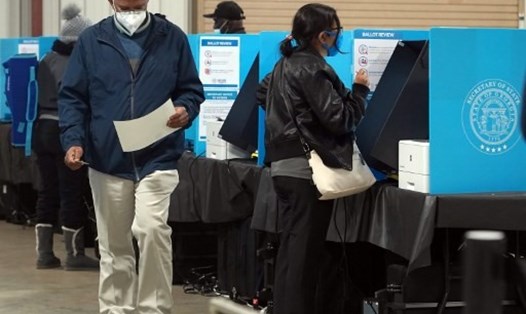 Các cử tri Georgia đi bỏ phiếu trong ngày bỏ phiếu sớm đầu tiên cuộc bầu cử Thượng viện Mỹ tại điểm bầu cử hạt Gwinnett, ở Atlanta, Georgia, hôm 14.12. Ảnh: AFP.