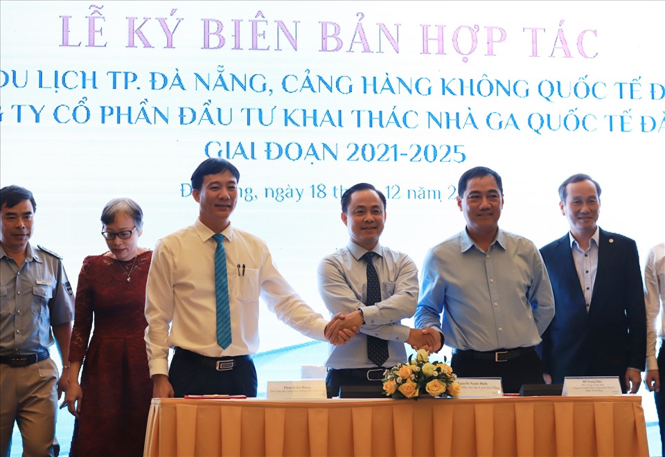 Sở Du lịch Đà Nẵng ký kết hợp tác với Cảng Hàng không Quốc tế. Ảnh: TT