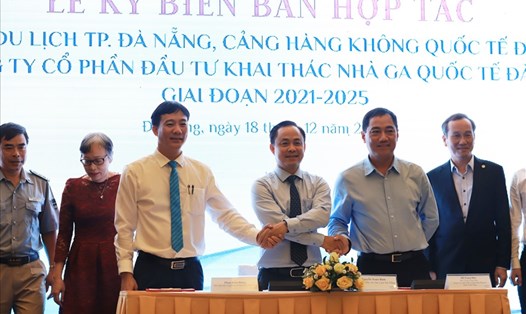 Sở Du lịch Đà Nẵng ký kết hợp tác với Cảng Hàng không Quốc tế. Ảnh: TT