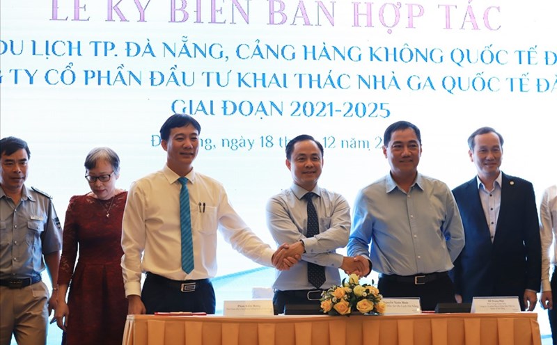 Sở Du lịch Đà Nẵng ký kết hợp tác với Cảng Hàng không Quốc tế. Ảnh: TT