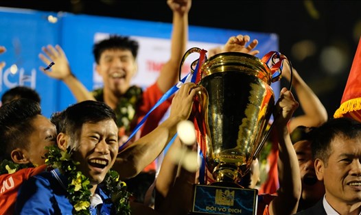 Huấn luyện viên Thạch Bảo Khanh ăn mừng chức vô địch U21 Quốc gia 2020 cùng các học trò.