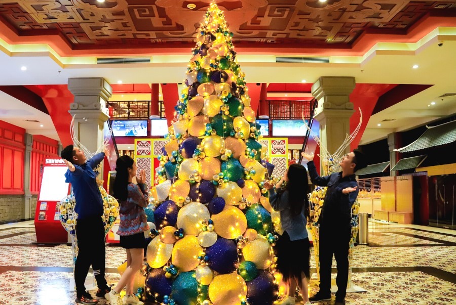 Giáng sinh xanh tại Sun World Halong Complex. Ảnh: Hà.