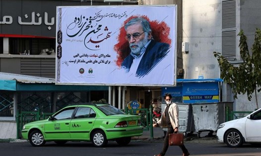 Áp phích in chân dung nhà khoa học hạt nhân Mohsen Fakhrizadeh ở Tehran ngày 30.11.2020. Ảnh: AFP