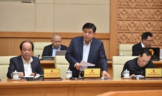 Bộ trưởng Bộ Kế hoạch và Đầu tư Nguyễn Chí Dũng báo cáo về tình hình kinh tế-xã hội tháng 11 và 11 tháng năm 2020 tại phiên họp Chính phủ thường kỳ tháng 11.2020. Ảnh: Quang Hiếu