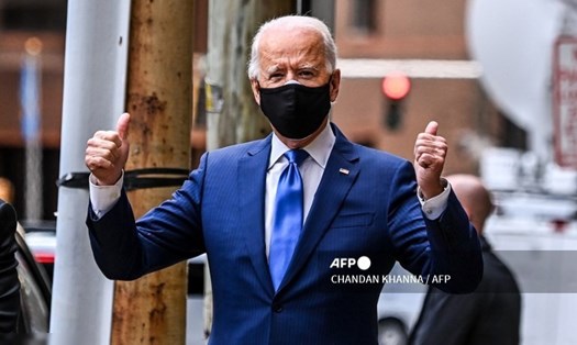 Tổng thống đắc cử Mỹ Joe Biden xuất hiện rạng rỡ sau tai nạn rạn xương.