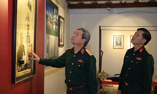 Thượng tướng Đỗ Căn, Phó Chủ nhiệm Tổng cục chính trị Quân đội nhân dân Việt Nam tham quan Triển lãm. Ảnh BTLSQSVN.