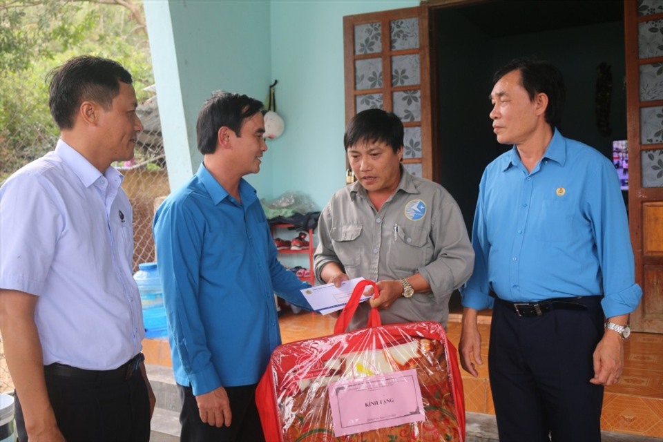 Chủ tịch Công đoàn TKV Lê Thanh Xuân thăm hỏi, trao hỗ trợ và tặng quà động viên CNLĐ. Ảnh: CĐ TKV