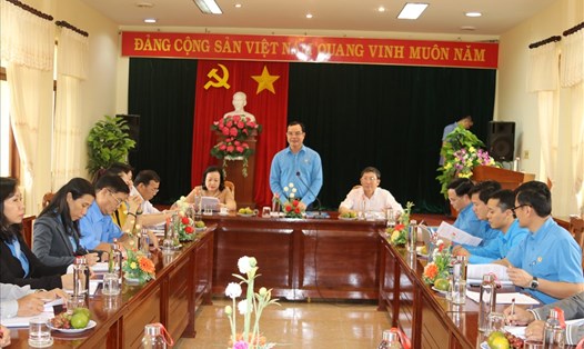 Đồng chí Nguyễn Đình Khang- Chủ tịch Tổng Liên đoàn Lao động Việt Nam làm việc với LĐLĐ Tỉnh Phú Yên. Ảnh: Phương Linh