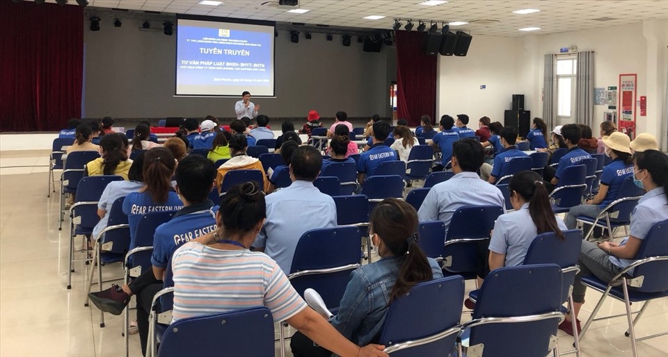 Chương trình tư vấn pháp luật về BHXH cho công nhân lao động ở Bình Phước. Ảnh: Mai Chi