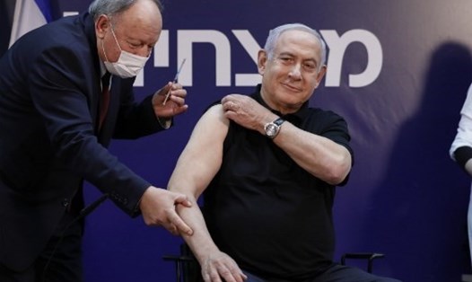 Thủ tướng Israel Benjamin Netanyahu tiêm vaccine COVID-19 trên sóng truyền hình trực tiếp. Ảnh: AFP