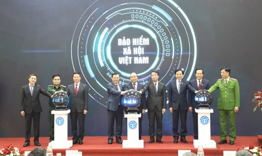 Thủ tướng Nguyễn Xuân Phúc (giữa), đại diện các cơ quan chức năng và BHXH Việt Nam tại lễ công bố ứng dụng VssID.
