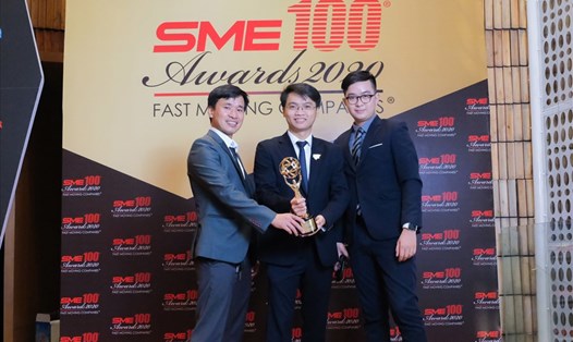 Niềm vui của ban lãnh đạo công ty TNHH Gia sư eTeacher khi vinh dự nhận giải thưởng SME100 2020