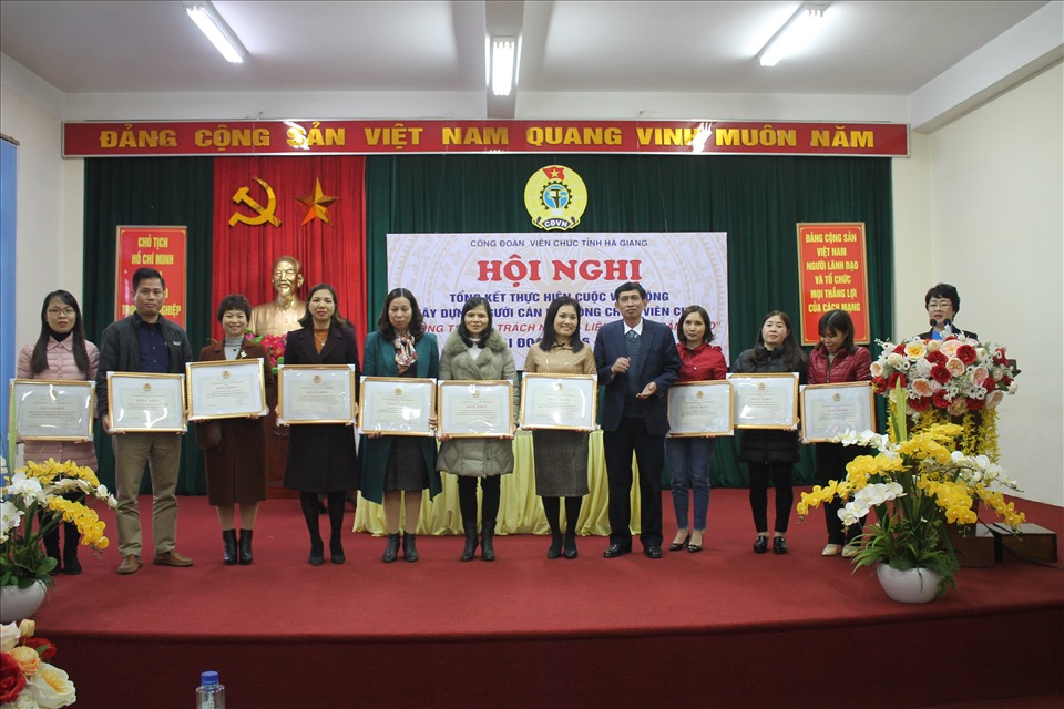 Ông Nguyễn Văn Chung – Chủ tịch Liên đoàn Lao động tỉnh Hà Giang tặng bằng khen cho các cá nhân, tập thể tại Hội nghị. Ảnh: Nguyễn Thị Hoà.