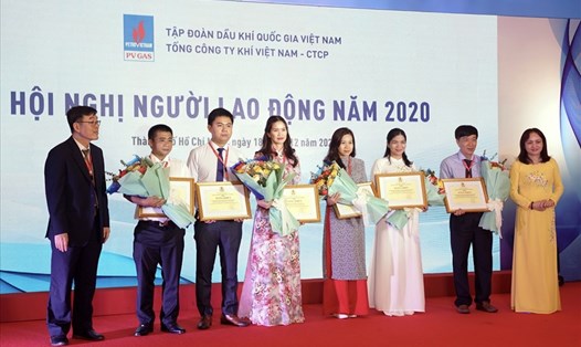 Bà Nghiêm Thuỳ Lan - Chủ tịch Công đoàn Dầu khí Việt Nam (thứ nhất bên phải) tặng Bằng khen 6 tập thể xuất sắc. Ảnh: CĐ DKVN