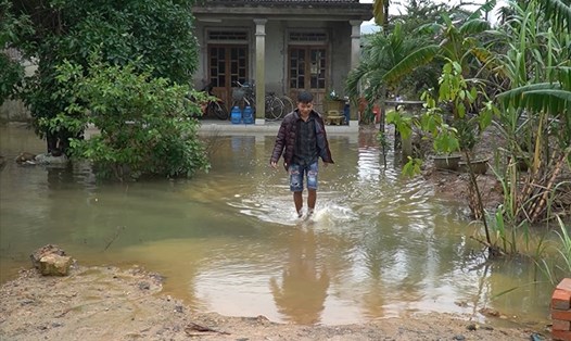 Ngập úng ở khu dân cư cạnh cao tốc Cam Lộ - La Sơn. Ảnh chụp ngày 3.12: Hưng Thơ.