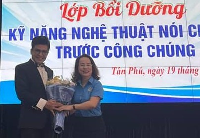 Đại diện Nhà Văn hóa Lao động Quận Tân Phú tặng hoa cho nghệ sỹ Thanh Bạch. Ảnh LĐLĐ Quận Tân Phú