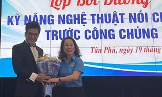 Đại diện Nhà Văn hóa Lao động Quận Tân Phú tặng hoa cho nghệ sỹ Thanh Bạch. Ảnh LĐLĐ Quận Tân Phú