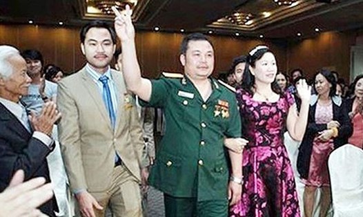 Lê Xuân Giang (ở giữa) luôn mặc trang phục quân đội để mạo danh, lấy lòng tin người dân trong các buổi hội thảo của Liên Kết Việt. Ảnh: Bộ Công an