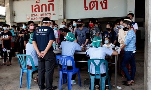 Người dân xếp hàng chờ xét nghiệm COVID-19 ở chợ hải sản tỉnh Samut Sakhon, Thái Lan, hôm 19.12. Ảnh: AFP