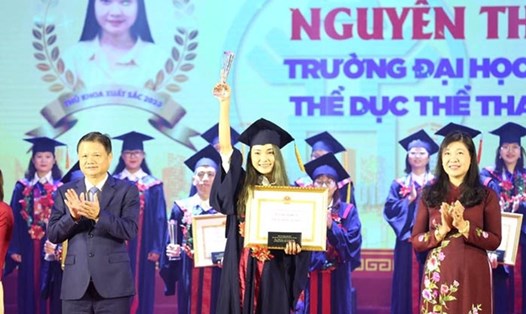 Những thủ khoa xuất sắc tốt nghiệp các trường Đại học, Học viện trên địa bàn thành phố Hà Nội năm 2020 được tuyên dương. Ảnh: Hanoi.gov