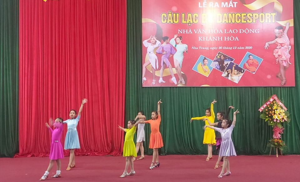 Các thành viên câu lạc bộ Dancesport Nhà văn hoá lao động Khánh Hòa biểu diễn những bài nhảy đầu tiên. Ảnh: Phương Linh