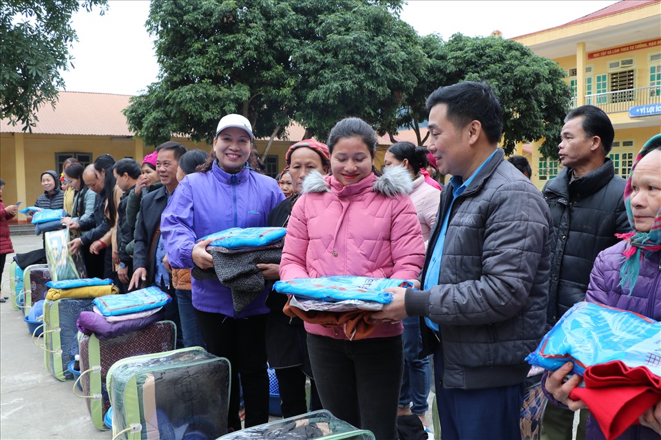 Lãnh đạo LĐLĐ tỉnh, UBND huyện, xã và các nhà hảo tâm trao quà cho các gia đình có hoàn cảnh khó khăn. Ảnh Thu Hiền