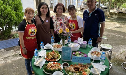Công ty TNHH Royal Foods Việt Nam (Khu công nghiệp Mỹ Tho) tổ chức thi nấu ăn mừng ngày Phụ nữ Việt Nam (20.10). Ảnh: Lý Oanh