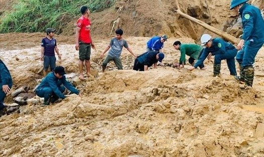 Các lực lượng tìm kiếm nạn nhân trong vụ sạt lở đất vùi lấp 11 người tại huyện Phước Sơn (tỉnh Quảng Nam). Ảnh: TTXVN