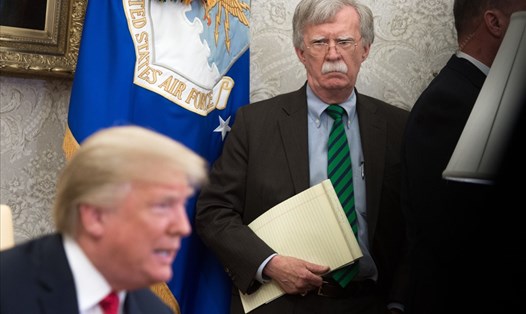 Tổng thống Donald Trump và cựu Cố vấn An ninh Quốc gia John Bolton. Ảnh: AFP