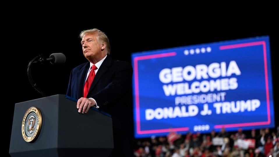Tổng thống Donald Trump trong một cuộc vận động ở bang Georgia. Ảnh: AFP