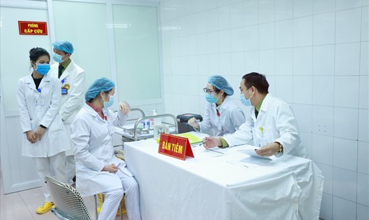 Công tác chuẩn bị tiêm thử nghiệm vaccine COVID-19. Ảnh: Hải Nguyễn