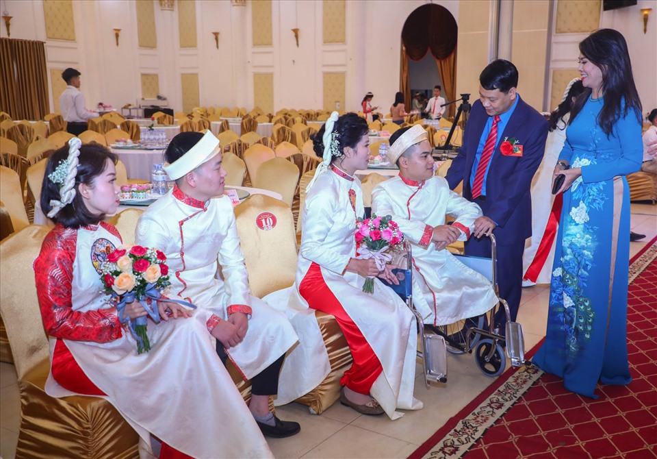 Ông Phạm Việt Dũng - Phó Chủ tịch Phụ trách LĐLĐ tỉnh Thái Nguyên (thứ hai từ phải sang) ân cần động viên các cặp đôi công nhân tại lễ cưới tập thể năm 2020. Ảnh: Tô Thế