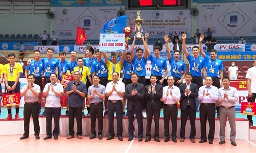 Ban tổ chức trao cúp vô địch cho đội Sanest Khánh Hòa tại Giải bóng chuyền vô địch quốc gia PVGas 2020. Ảnh: Phương Linh