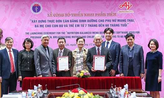 Đại diện Vụ Sức khỏe Bà mẹ - Trẻ em và đại Công ty Ajinomoto Việt Nam cùng ký kết biên bản hợp tác triển khai phần mềm trên phạm vi toàn quốc. Ảnh: Anh Tuấn.