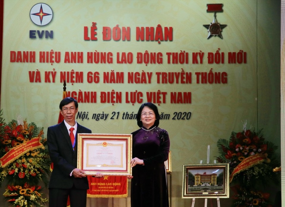 Phó Chủ tịch Nước Đặng Thị Ngọc Thịnh  đã trao tặng danh hiệu Anh hùng Lao động cho anh Trương Thái Sơn. Ảnh: Đức Long