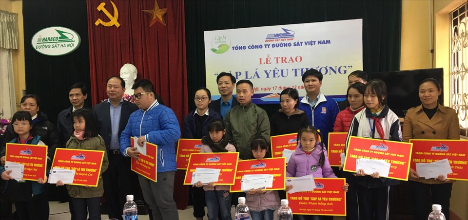 Trao “Cặp lá yêu thương” khu vực Hà Nội. Ảnh: CĐ ĐS