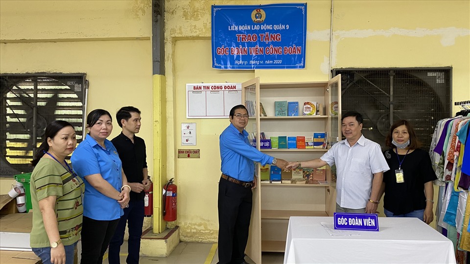 Đại diện LĐLĐ Quận 9 (thứ tư từ trái qua) trao tặng "Góc đoàn viên Công đoàn" cho công đoàn cơ sở. Ảnh Đức Long