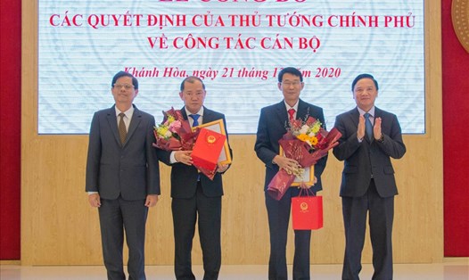 Ông Nguyễn Anh Tuấn (thứ 2, từ trái sang) và ông Đinh Văn Thiệu (thứ 3, từ trái sang) nhận quyết định phê chuẩn chức danh Phó Chủ tịch UBND tỉnh Khánh Hòa. Ảnh: X.H