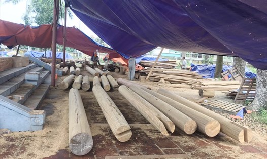 Những người thợ đang "thay áo" lại các chi gỗ của đình Chợ Trổ để dựng lại tại di tích Nguyễn Du. Ảnh: TT.