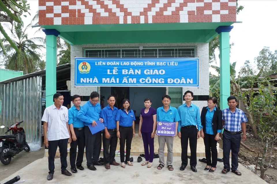 LĐLĐ tỉnh Bạc Liêu trao mái ấm công đoàn cho đoàn viên công đoàn (ảnh Biện Tới)