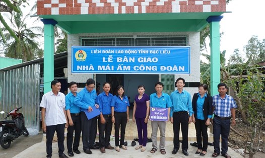 LĐLĐ tỉnh Bạc Liêu trao mái ấm công đoàn cho đoàn viên công đoàn (ảnh Biện Tới)