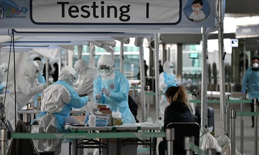 Xét nghiệm COVID-19 ở sân bay Incheon, Hàn Quốc. Ảnh: AFP